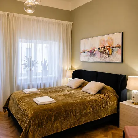 In The Heart Of Old Apartman *